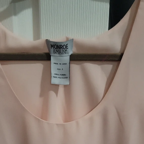 Monroe & Main Pink Sleeveless Asymmetrical Tiered Top - Picture 2 of 2